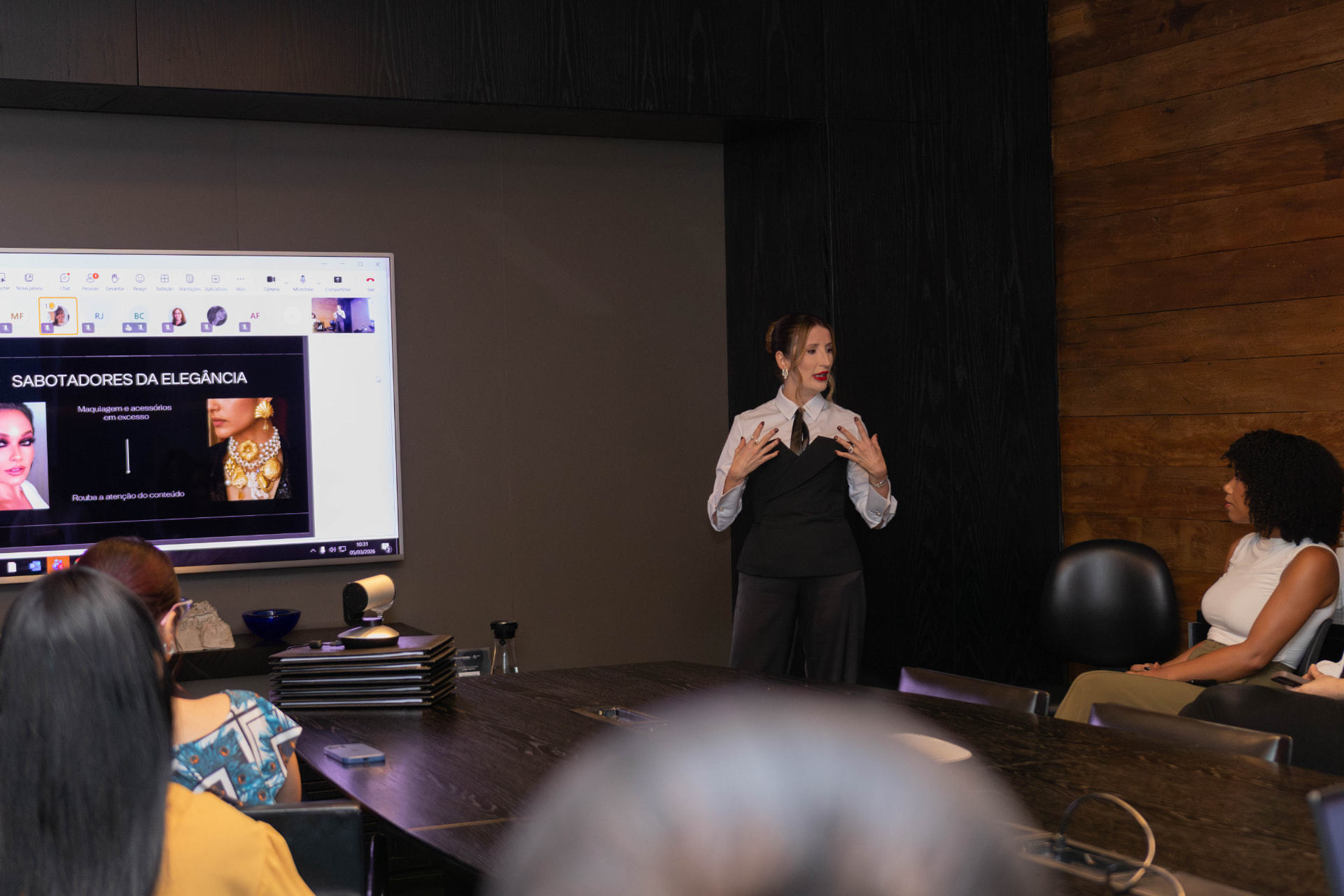 Gabriela Reis em apresentação sobre imagem e autoridade